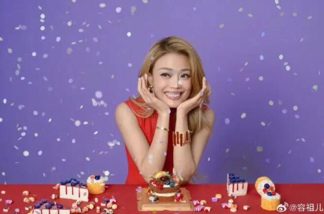 45岁容祖儿生日整活 晒 “坐跷跷板” 主题大片